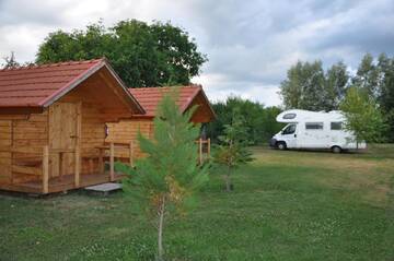 Фото номера Бунгало с 1 спальней и общей ванной комнатой Кемпинги Turul Guesthouse and Camping г. Remetea 8