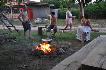 Фото номера Бунгало с 1 спальней и общей ванной комнатой Кемпинги Turul Guesthouse and Camping г. Remetea 9