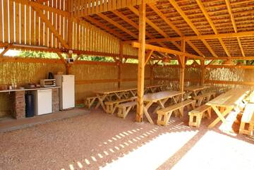 Фото номера Бунгало с 1 спальней и общей ванной комнатой Кемпинги Turul Guesthouse and Camping г. Remetea 7