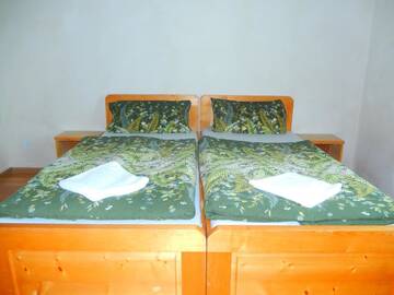 Фото номера Дом с 2 спальнями Кемпинги Turul Guesthouse and Camping г. Remetea 4