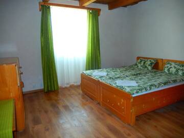 Фото номера Дом с 2 спальнями Кемпинги Turul Guesthouse and Camping г. Remetea 2
