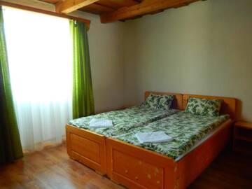 Фото номера Дом с 2 спальнями Кемпинги Turul Guesthouse and Camping г. Remetea 7